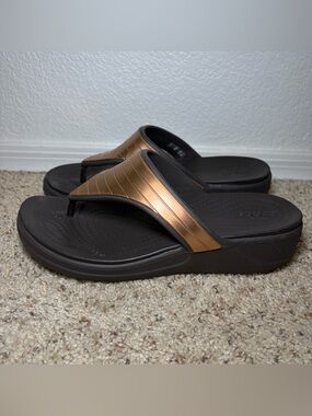 Crocs Monterey Metallic Wedge Thong Sandals Sz 9 Gold Dark Brown Beachy Comfort